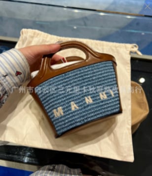 Rafijas austā soma, kofera formā, cilindriska forma, auduma oderējums, atvērta augšdaļa, pilsētas vienkāršais stils