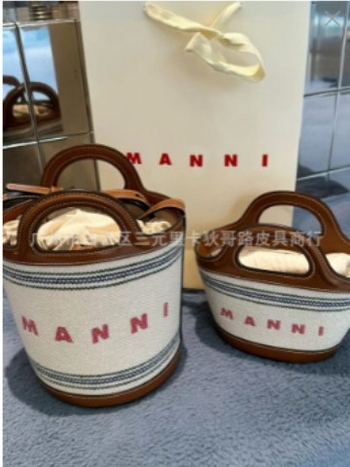 Rafijas austā soma, kofera formā, cilindriska forma, auduma oderējums, atvērta augšdaļa, pilsētas vienkāršais stils