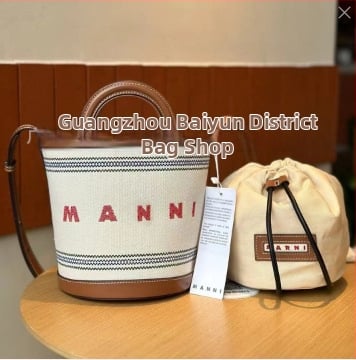 Rafijas austā soma, kofera formā, cilindriska forma, auduma oderējums, atvērta augšdaļa, pilsētas vienkāršais stils