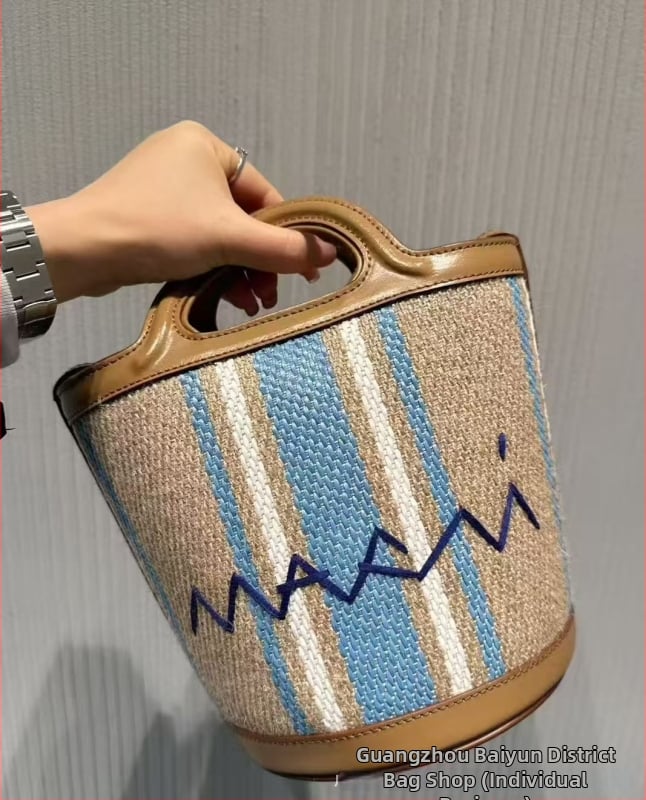 Rafijas austā soma, kofera formā, cilindriska forma, auduma oderējums, atvērta augšdaļa, pilsētas vienkāršais stils