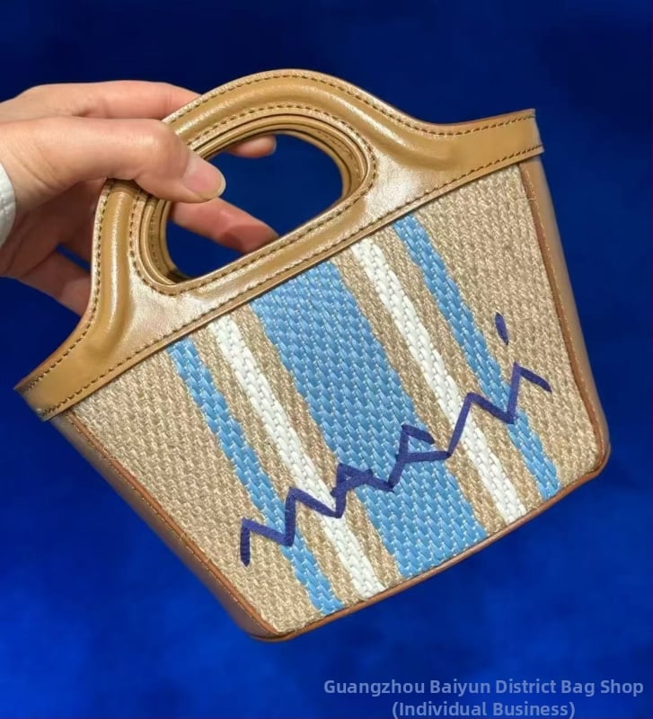 Rafijas austā soma, kofera formā, cilindriska forma, auduma oderējums, atvērta augšdaļa, pilsētas vienkāršais stils