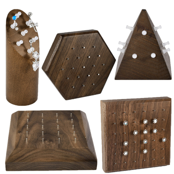 Puidust juveelide display statiiv, üks kiht, kõrgekvaliteediline stiil, puuritud konstruktsioon