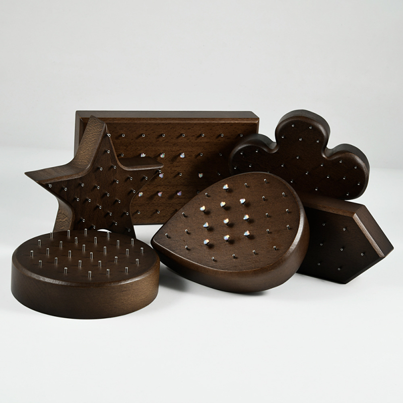 Puidust juveelide display statiiv, üks kiht, kõrgekvaliteediline stiil, puuritud konstruktsioon