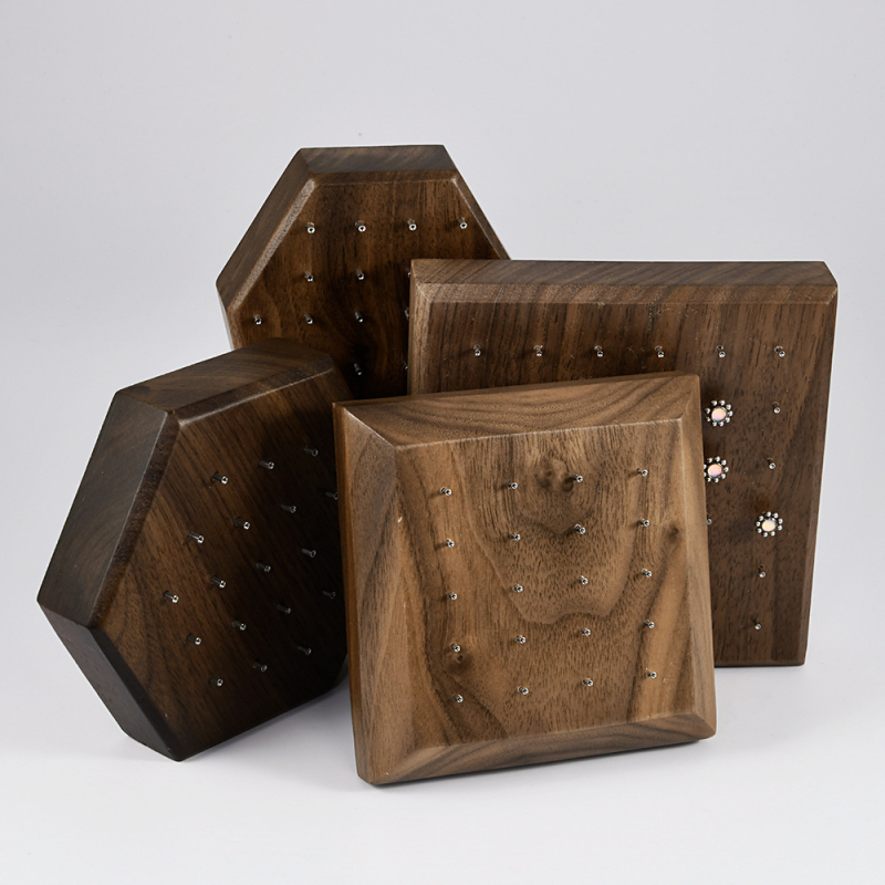 Puidust juveelide display statiiv, üks kiht, kõrgekvaliteediline stiil, puuritud konstruktsioon