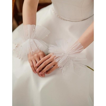 Kāzu cimdi bez pirkstiem, īsi, mežģīnēti, saglabā siltumu pavasarī.