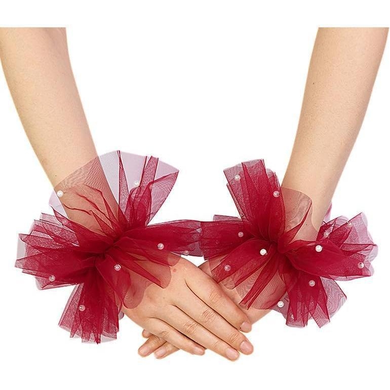 Kāzu cimdi bez pirkstiem, īsi, mežģīnēti, saglabā siltumu pavasarī.