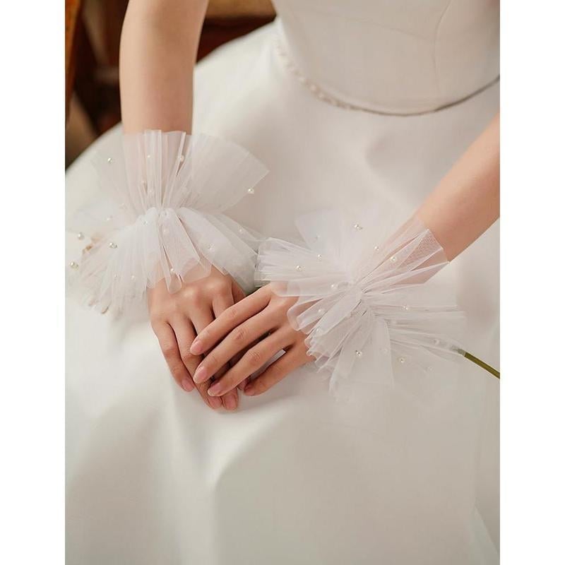 Kāzu cimdi bez pirkstiem, īsi, mežģīnēti, saglabā siltumu pavasarī.