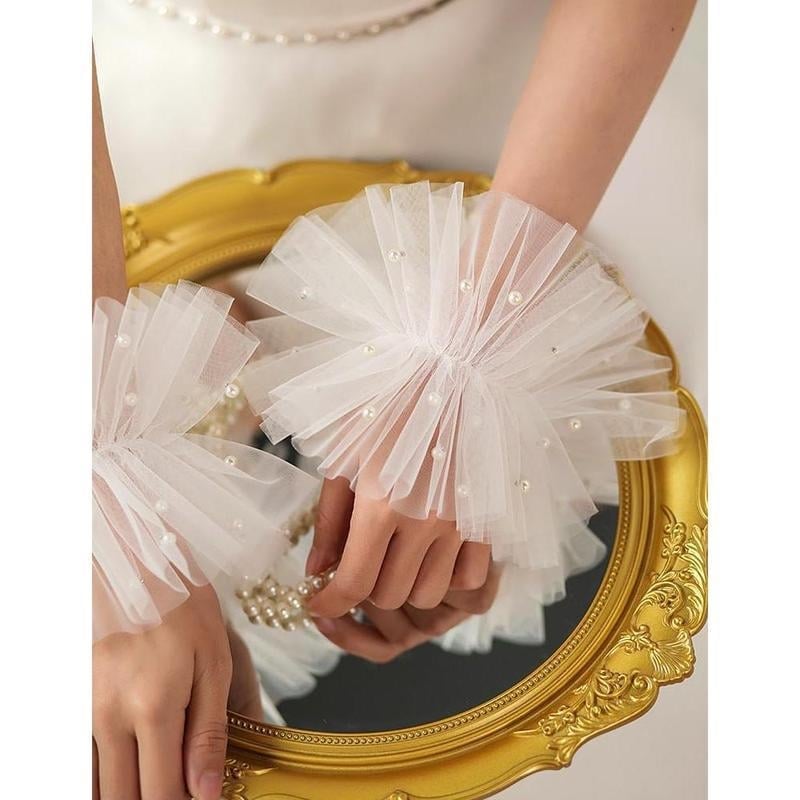 Kāzu cimdi bez pirkstiem, īsi, mežģīnēti, saglabā siltumu pavasarī.