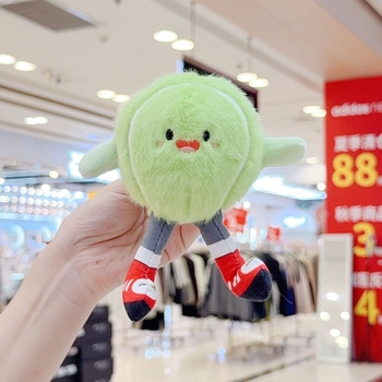 Pliušinė lėlė su futbolo motyvu - trumpas plišas, PP medvilnės užpildas, kuprinės pakabukas ir raktų pakabukas, amžius 14+