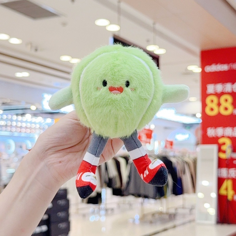 Pliušinė lėlė su futbolo motyvu - trumpas plišas, PP medvilnės užpildas, kuprinės pakabukas ir raktų pakabukas, amžius 14+