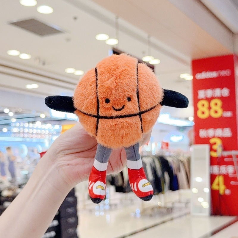 Pliušinė lėlė su futbolo motyvu - trumpas plišas, PP medvilnės užpildas, kuprinės pakabukas ir raktų pakabukas, amžius 14+