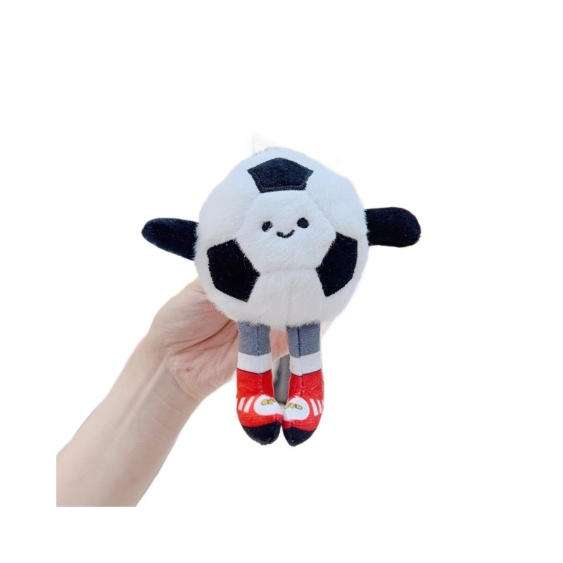 Pliušinė lėlė su futbolo motyvu - trumpas plišas, PP medvilnės užpildas, kuprinės pakabukas ir raktų pakabukas, amžius 14+