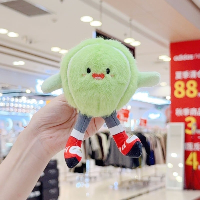 Pliušinė lėlė su futbolo motyvu - trumpas plišas, PP medvilnės užpildas, kuprinės pakabukas ir raktų pakabukas, amžius 14+