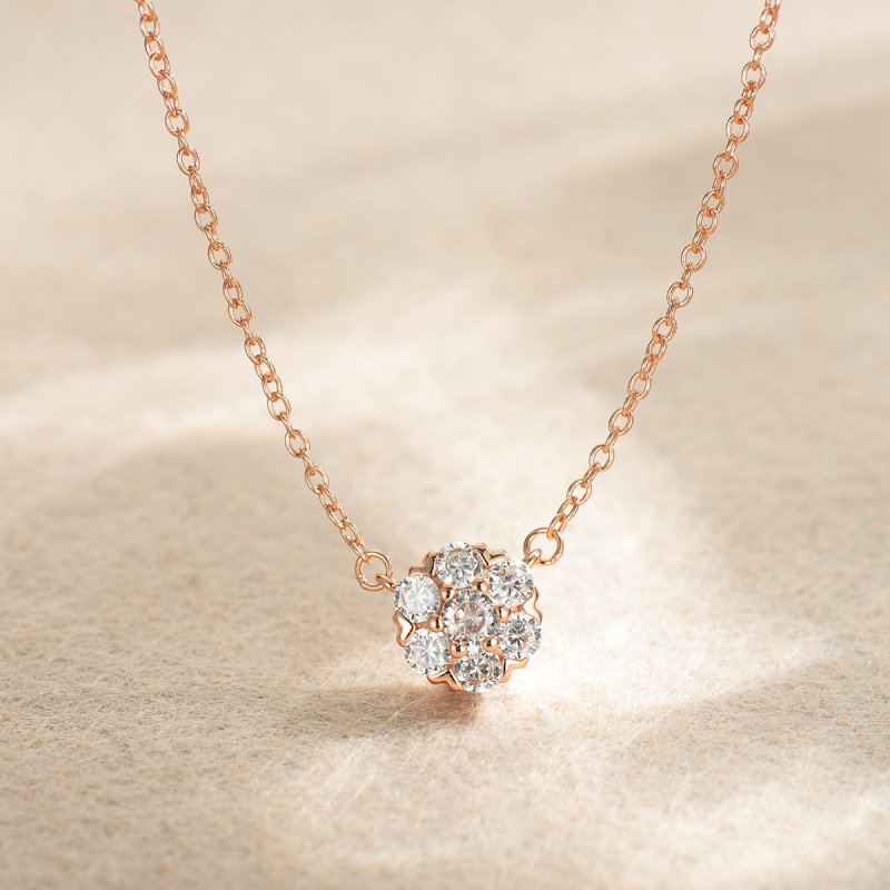 Női ékszerszett: virág motívum, keresztlánc, rézötvözet, elektroplattálás; tartalmaz nyakláncot, fülbevalót és karkötőt