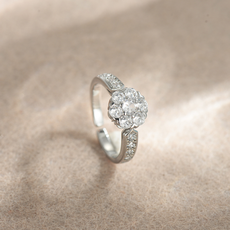 Női ékszerszett: virág motívum, keresztlánc, rézötvözet, elektroplattálás; tartalmaz nyakláncot, fülbevalót és karkötőt