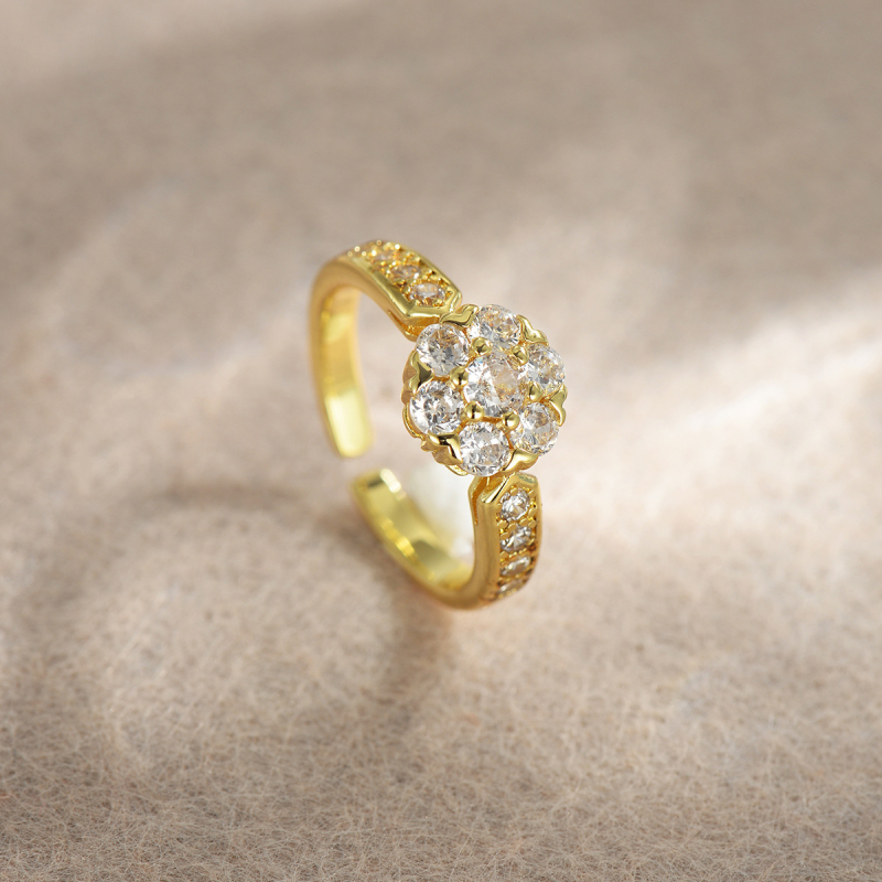 Női ékszerszett: virág motívum, keresztlánc, rézötvözet, elektroplattálás; tartalmaz nyakláncot, fülbevalót és karkötőt