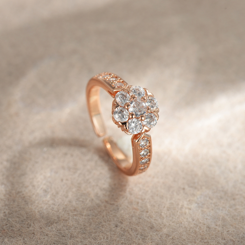 Női ékszerszett: virág motívum, keresztlánc, rézötvözet, elektroplattálás; tartalmaz nyakláncot, fülbevalót és karkötőt