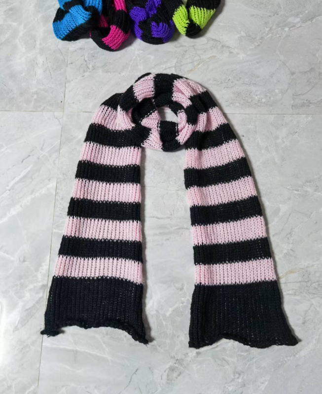 Pletiena vilnas šalle, svītru raksts, šalles aksesuāri, zīmols Cits, izcelsme Nolucēts priekšmets, ziemas sezona, saraksts 2021. gada vasarā