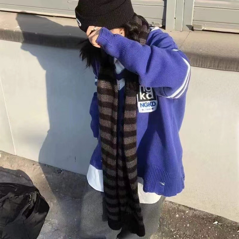 Pletiena vilnas šalle, svītru raksts, šalles aksesuāri, zīmols Cits, izcelsme Nolucēts priekšmets, ziemas sezona, saraksts 2021. gada vasarā