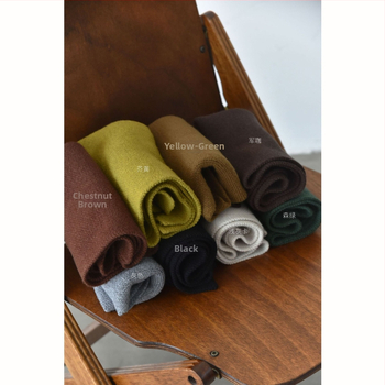 Šalles piederumi — retro adījums, mīksta tekstūra (Materiāls: vilna; Sezona: ziema/rudens; Kategorija: šalles piederumi; Izlaidums: Ziemas 2025; Noliktavā)