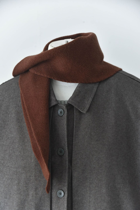 Šalles piederumi — retro adījums, mīksta tekstūra (Materiāls: vilna; Sezona: ziema/rudens; Kategorija: šalles piederumi; Izlaidums: Ziemas 2025; Noliktavā)