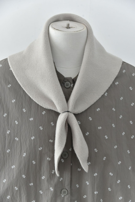 Šalles piederumi — retro adījums, mīksta tekstūra (Materiāls: vilna; Sezona: ziema/rudens; Kategorija: šalles piederumi; Izlaidums: Ziemas 2025; Noliktavā)