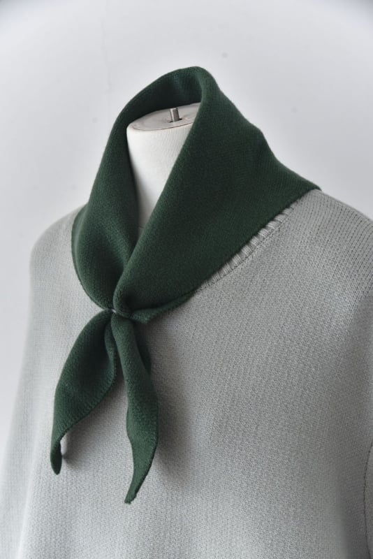 Šalles piederumi — retro adījums, mīksta tekstūra (Materiāls: vilna; Sezona: ziema/rudens; Kategorija: šalles piederumi; Izlaidums: Ziemas 2025; Noliktavā)