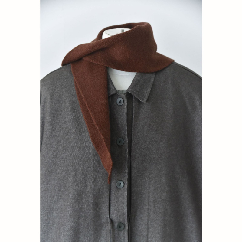 Šalles piederumi — retro adījums, mīksta tekstūra (Materiāls: vilna; Sezona: ziema/rudens; Kategorija: šalles piederumi; Izlaidums: Ziemas 2025; Noliktavā)