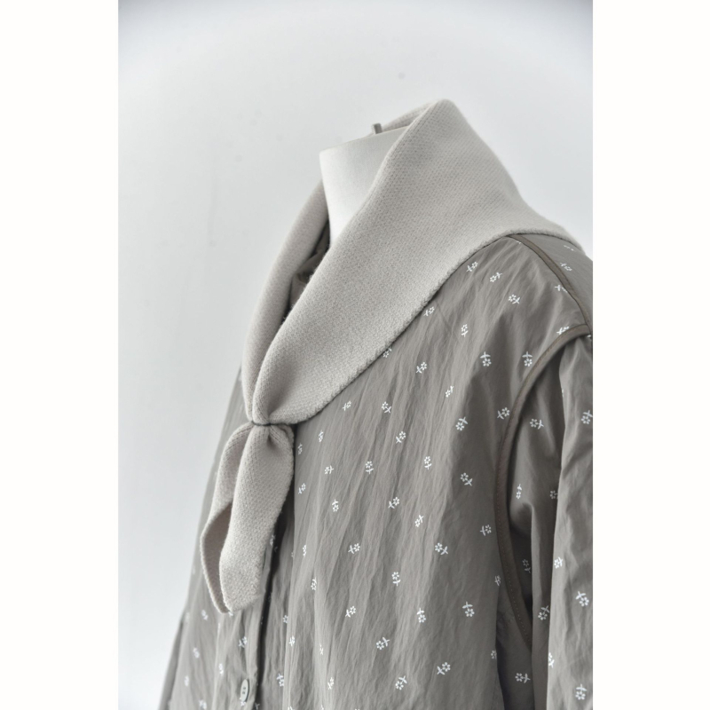 Šalles piederumi — retro adījums, mīksta tekstūra (Materiāls: vilna; Sezona: ziema/rudens; Kategorija: šalles piederumi; Izlaidums: Ziemas 2025; Noliktavā)