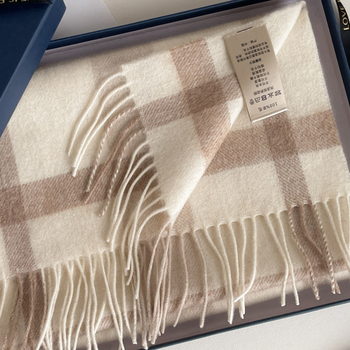 Vilnas šalle ar rakstainu kvadrātu rakstu - Noliktavā; Materiāls: Vilna; Sezona: Pavasaris; Izlaidums: 2021. gada vasara