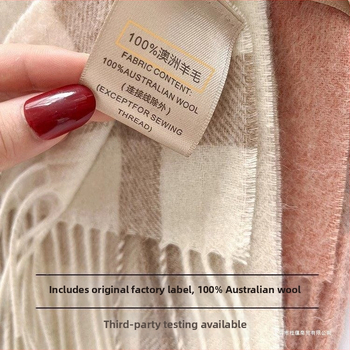 Vilnas šalle ar rakstainu kvadrātu rakstu - Noliktavā; Materiāls: Vilna; Sezona: Pavasaris; Izlaidums: 2021. gada vasara