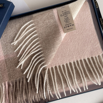 Vilnas šalle ar rakstainu kvadrātu rakstu - Noliktavā; Materiāls: Vilna; Sezona: Pavasaris; Izlaidums: 2021. gada vasara