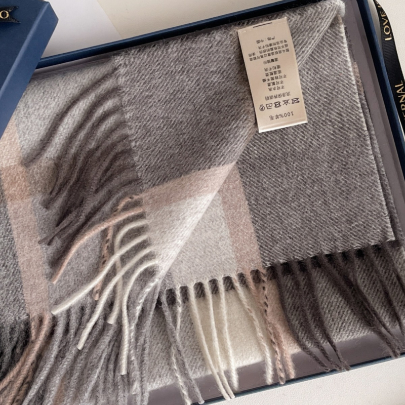 Vilnas šalle ar rakstainu kvadrātu rakstu - Noliktavā; Materiāls: Vilna; Sezona: Pavasaris; Izlaidums: 2021. gada vasara