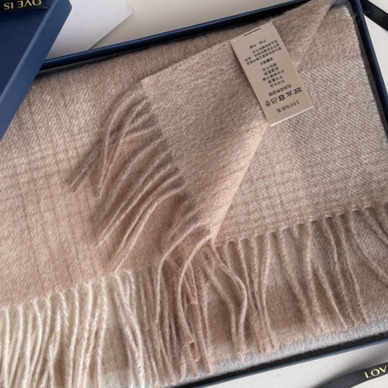 Vilnas šalle ar rakstainu kvadrātu rakstu - Noliktavā; Materiāls: Vilna; Sezona: Pavasaris; Izlaidums: 2021. gada vasara