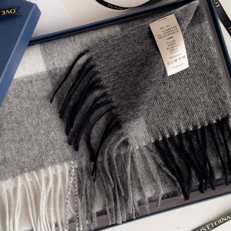 Vilnas šalle ar rakstainu kvadrātu rakstu - Noliktavā; Materiāls: Vilna; Sezona: Pavasaris; Izlaidums: 2021. gada vasara