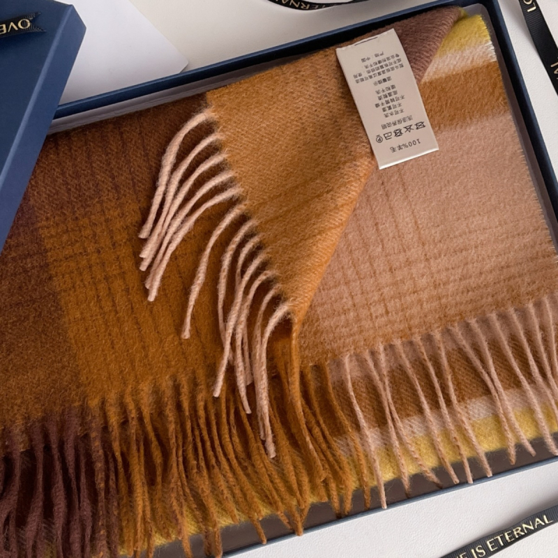 Vilnas šalle ar rakstainu kvadrātu rakstu - Noliktavā; Materiāls: Vilna; Sezona: Pavasaris; Izlaidums: 2021. gada vasara