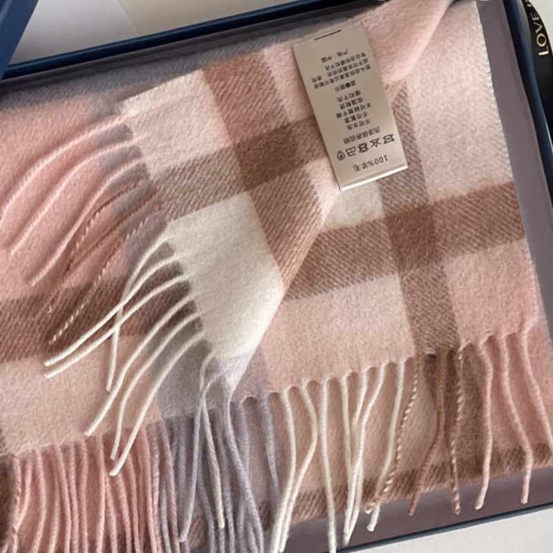 Vilnas šalle ar rakstainu kvadrātu rakstu - Noliktavā; Materiāls: Vilna; Sezona: Pavasaris; Izlaidums: 2021. gada vasara