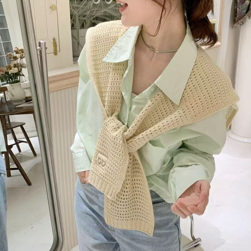 Ženski šal od mrežastog pletenja kao vanjski komad – slojeviti dizajn, jacquard tkanina