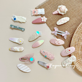 Bērnu matu sprādze ar ziedu mežģīni un ziedu applikāciju – audums, roku darbs, BB klips