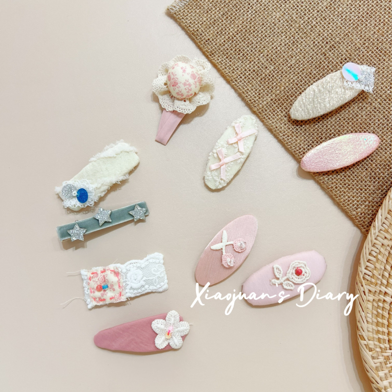 Bērnu matu sprādze ar ziedu mežģīni un ziedu applikāciju – audums, roku darbs, BB klips