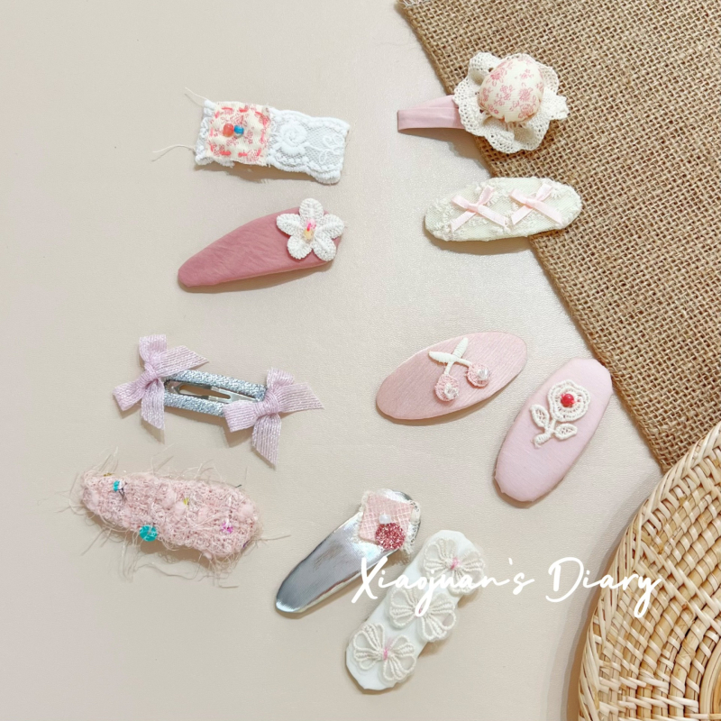 Bērnu matu sprādze ar ziedu mežģīni un ziedu applikāciju – audums, roku darbs, BB klips