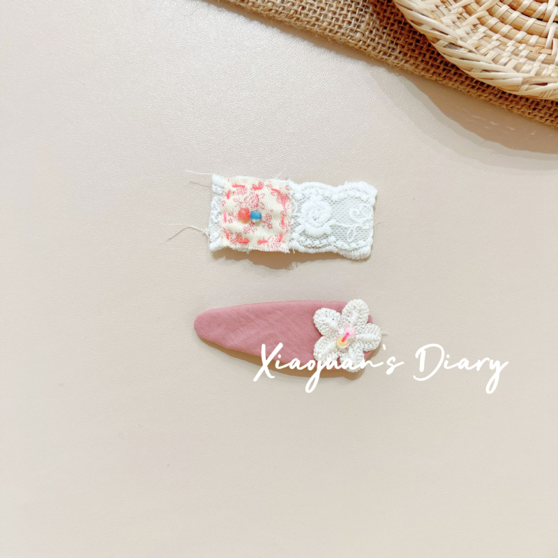 Bērnu matu sprādze ar ziedu mežģīni un ziedu applikāciju – audums, roku darbs, BB klips