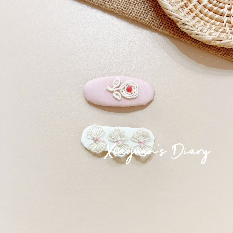 Bērnu matu sprādze ar ziedu mežģīni un ziedu applikāciju – audums, roku darbs, BB klips