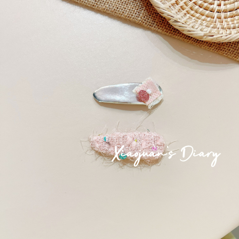 Bērnu matu sprādze ar ziedu mežģīni un ziedu applikāciju – audums, roku darbs, BB klips