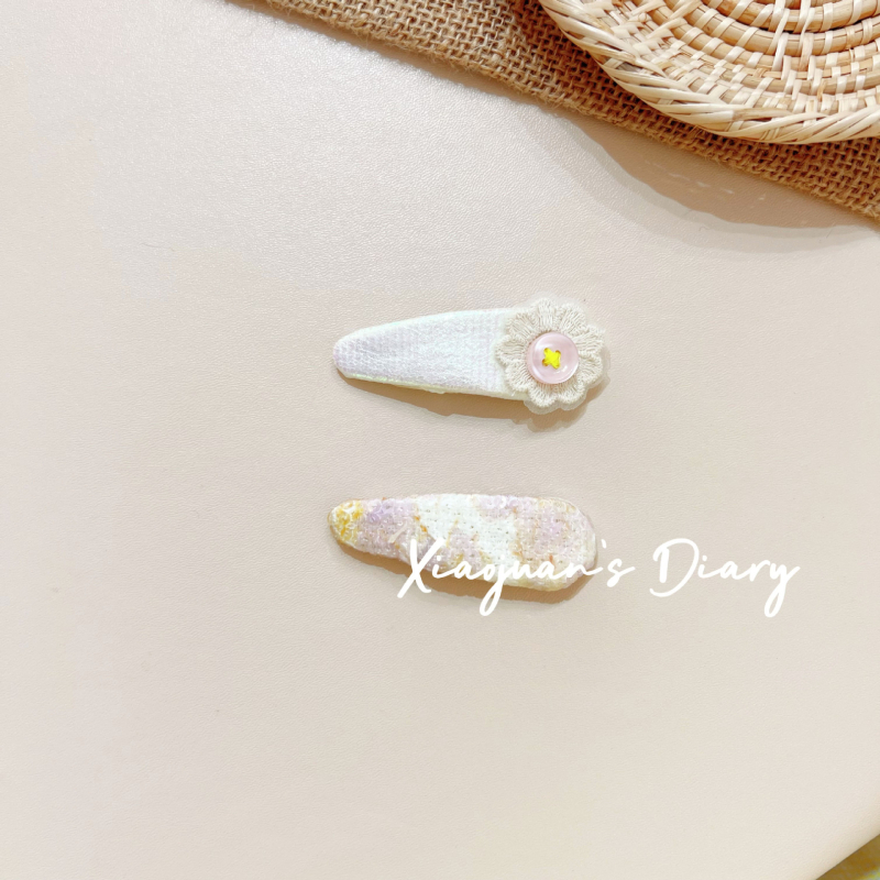 Bērnu matu sprādze ar ziedu mežģīni un ziedu applikāciju – audums, roku darbs, BB klips