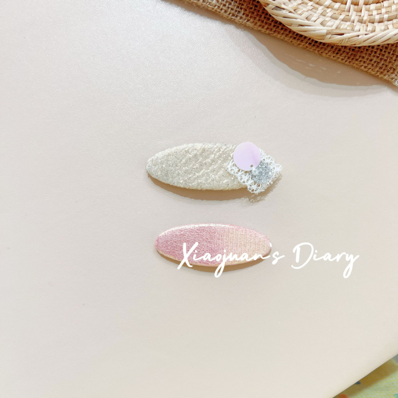 Bērnu matu sprādze ar ziedu mežģīni un ziedu applikāciju – audums, roku darbs, BB klips