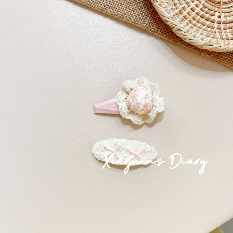 Bērnu matu sprādze ar ziedu mežģīni un ziedu applikāciju – audums, roku darbs, BB klips