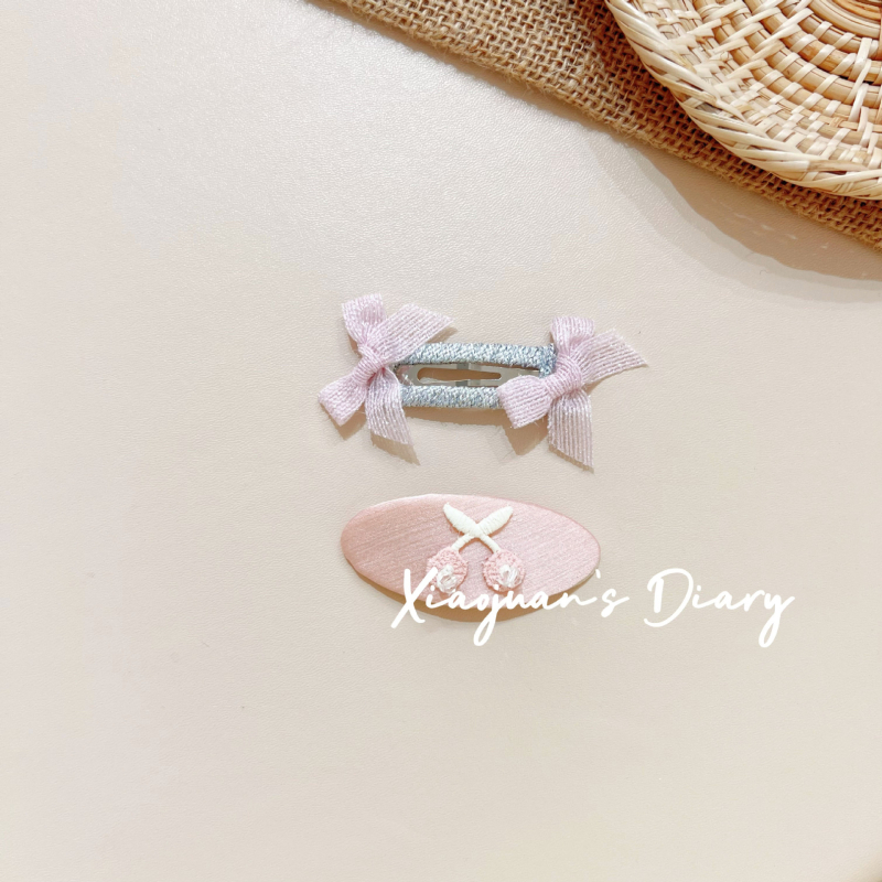 Bērnu matu sprādze ar ziedu mežģīni un ziedu applikāciju – audums, roku darbs, BB klips