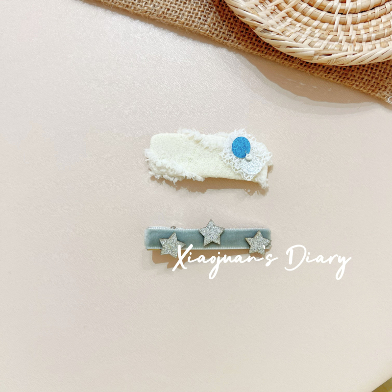 Bērnu matu sprādze ar ziedu mežģīni un ziedu applikāciju – audums, roku darbs, BB klips