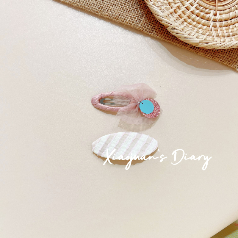 Bērnu matu sprādze ar ziedu mežģīni un ziedu applikāciju – audums, roku darbs, BB klips